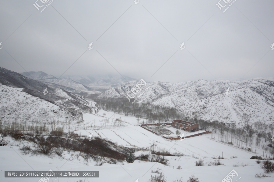 山区雪景