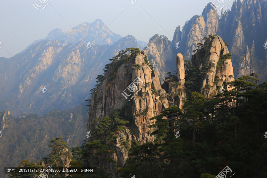 黄山石峰矗立