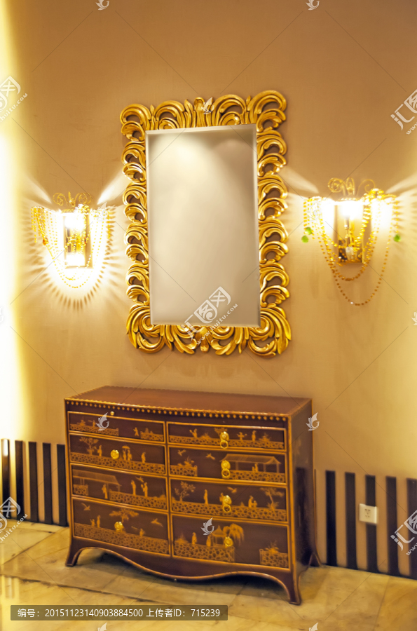 古色古香的橱柜,镜子,灯饰