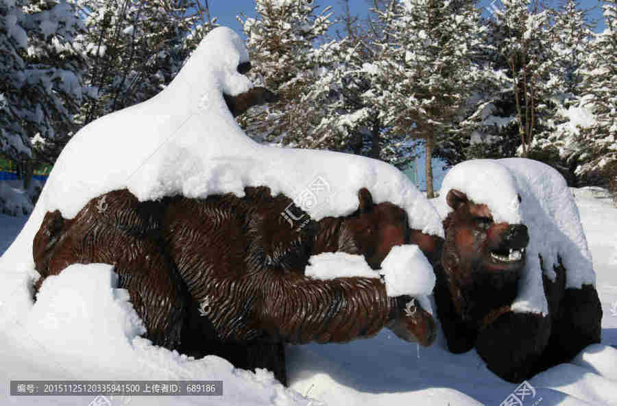 雪后的熊雕塑