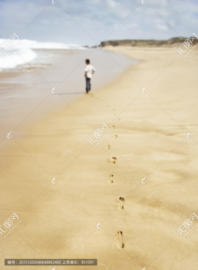 站在海边的男孩