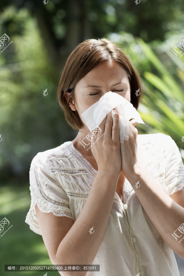 女人感冒擤鼻涕