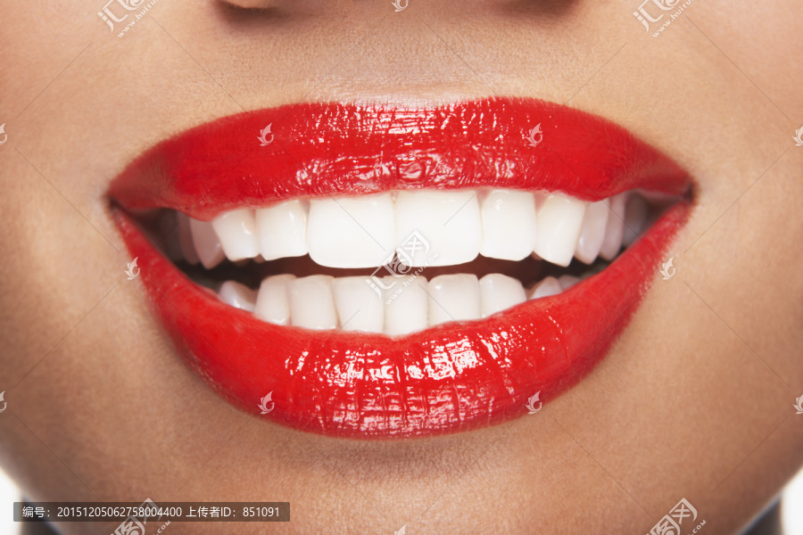 女人的牙齿和红唇