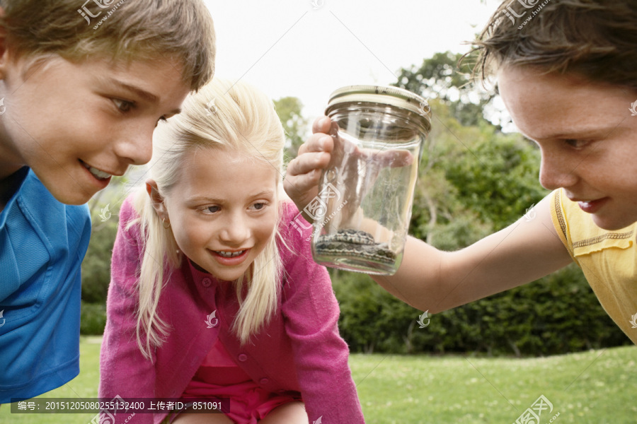 儿童看蛇在罐子里