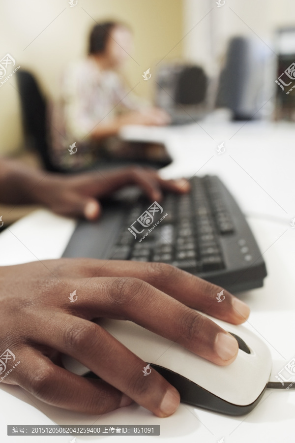 男子用键盘和鼠标特写