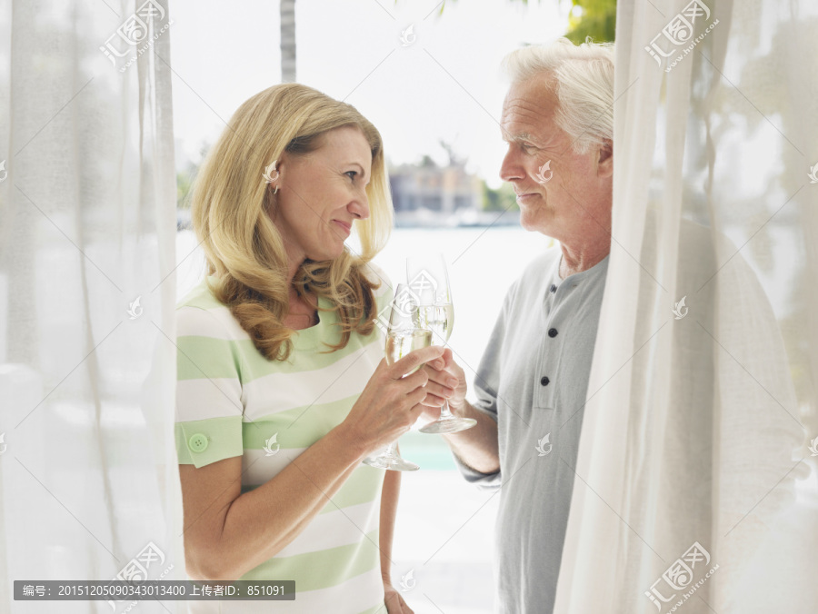 夫妻在窗前喝香槟
