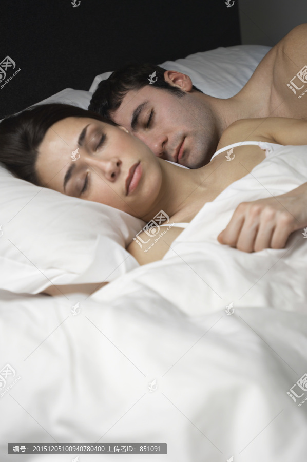 夫妻睡在床上