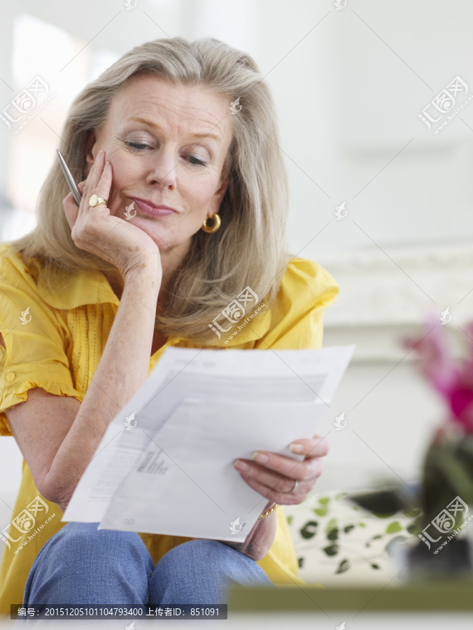 妇女在室内阅读文件