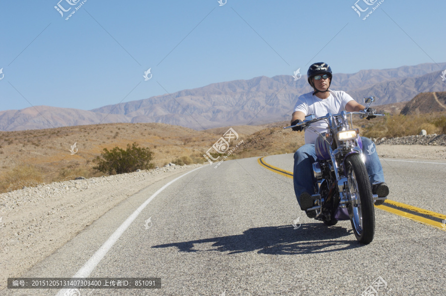 公路上骑摩托车