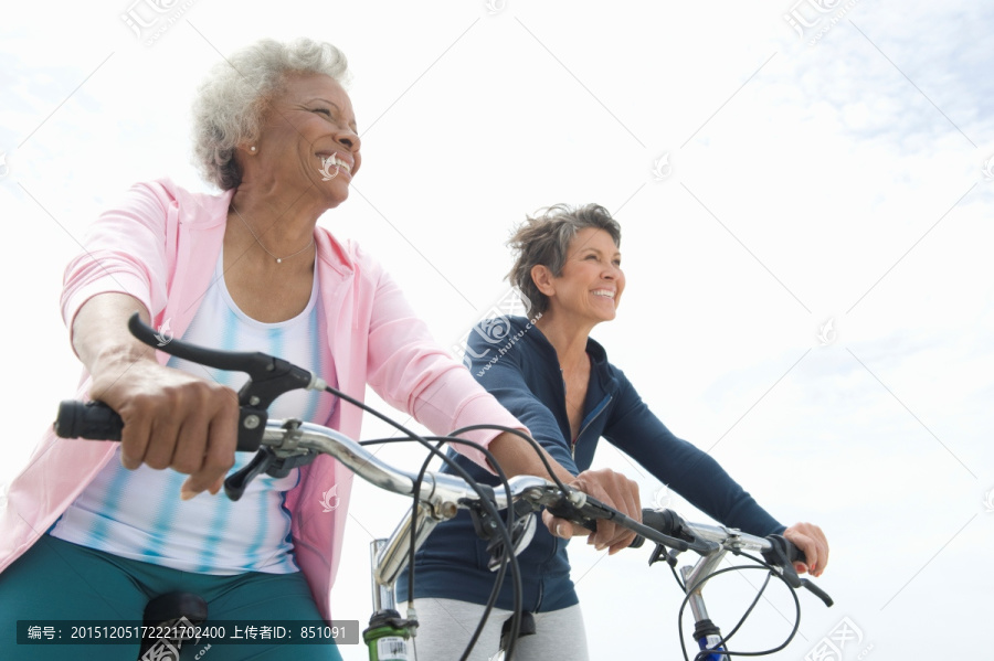 骑自行车的老年妇女