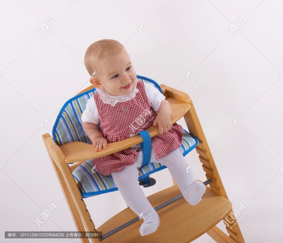 婴儿坐在儿童座椅上