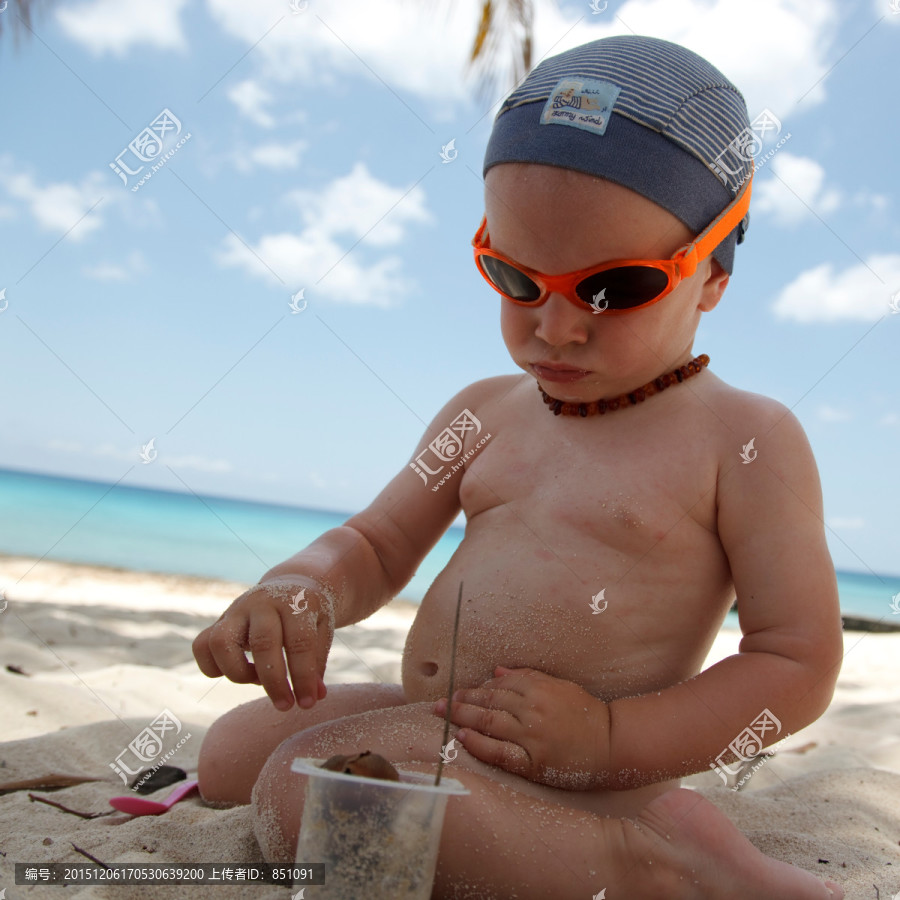 在海滩上玩的小小孩