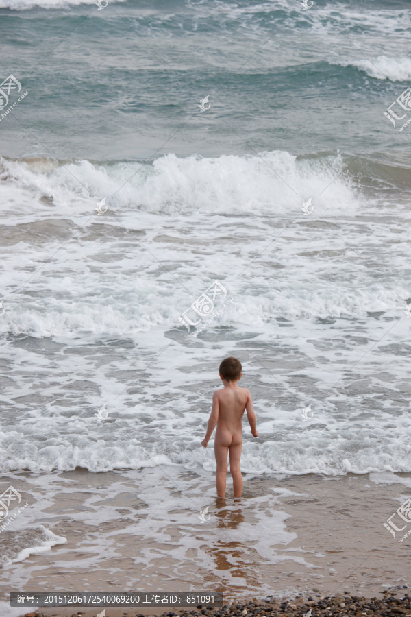 小男孩在海里玩耍