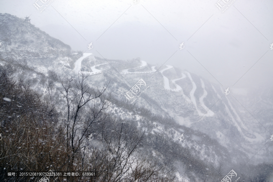 雪中仰天山九龙盘