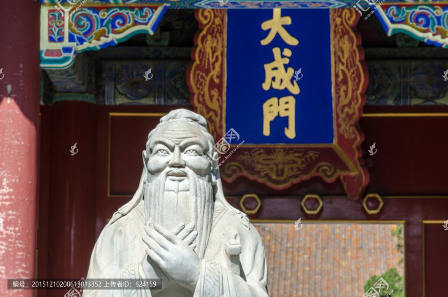 北京孔庙大成门前孔子塑像