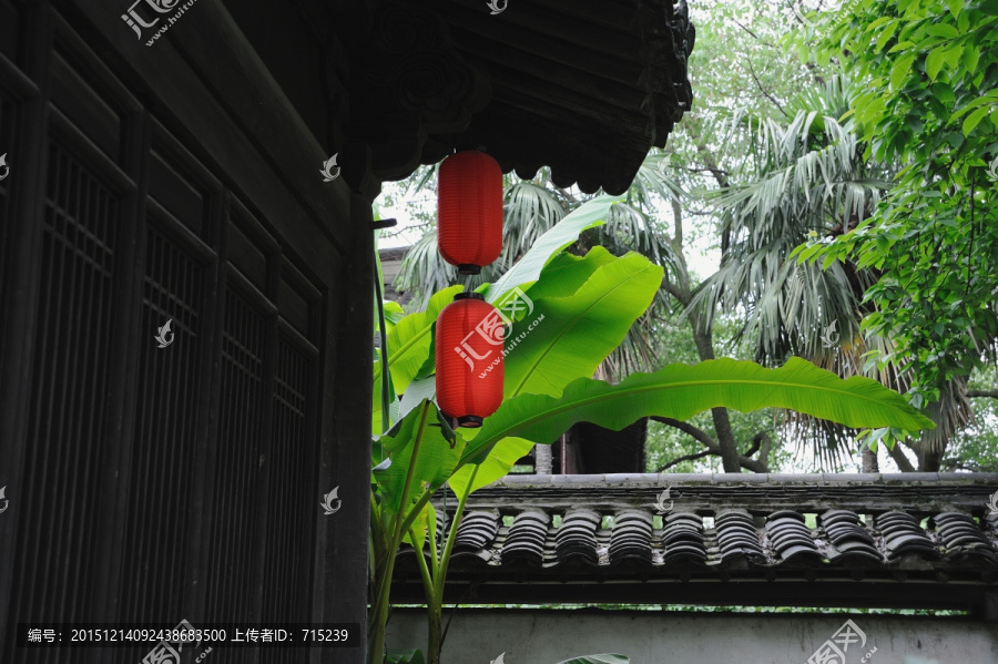 中式建筑下的红灯笼与芭蕉树