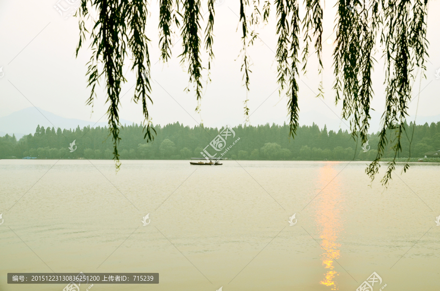 西湖黄昏,垂柳轻舟