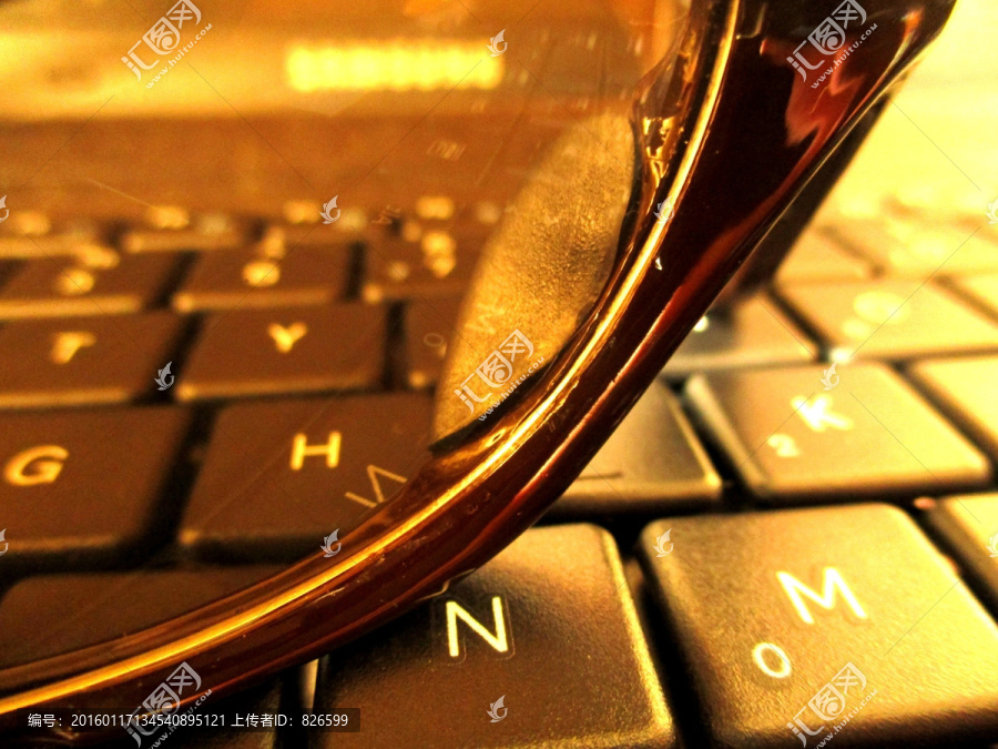 墨镜和电脑键盘,计算机键盘
