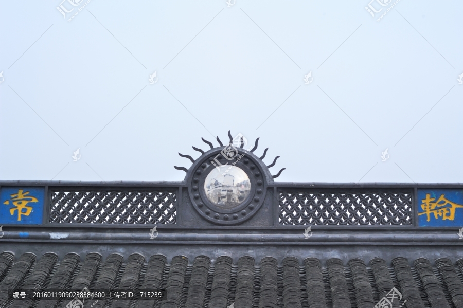 寺庙屋顶的佛法文字和装饰物