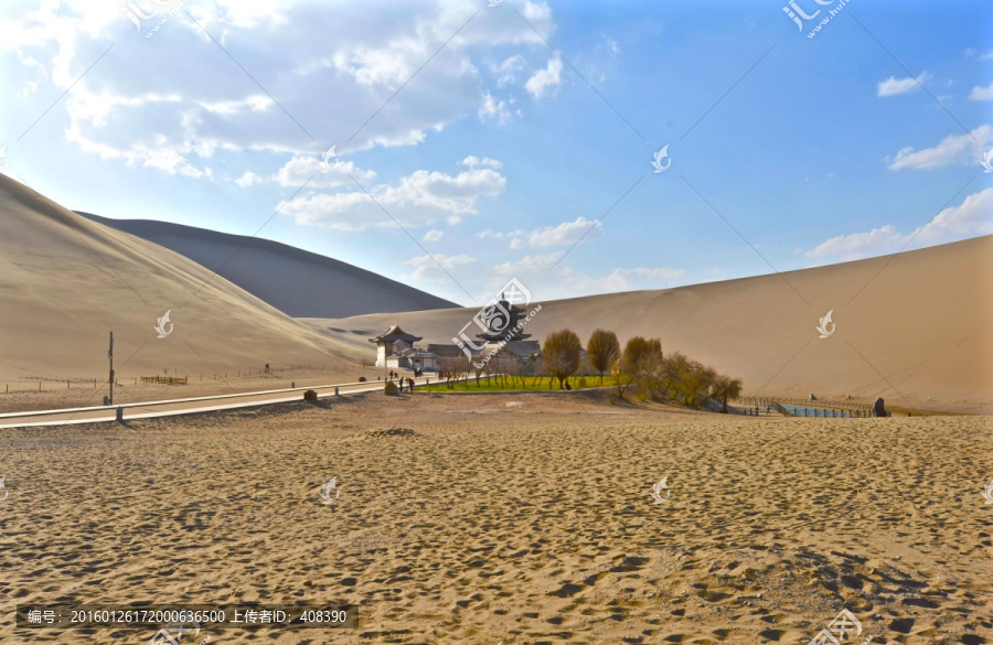 甘肃敦煌鸣沙山月牙泉景区