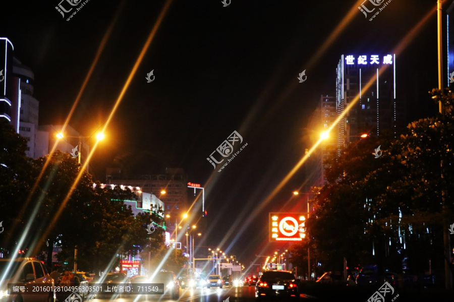 夜晚的城市马路灯光