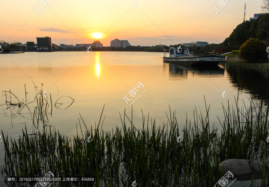 夕阳下的夏阳湖