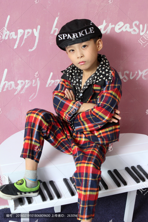 戴帽子的小男孩