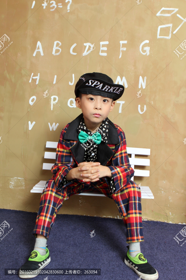 戴帽子的小男孩