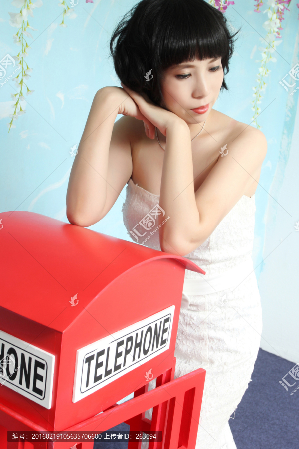 穿白色婚紗的美女