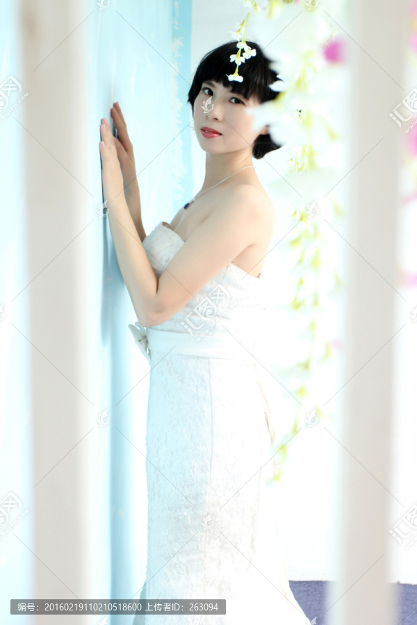 穿白色婚紗的美女