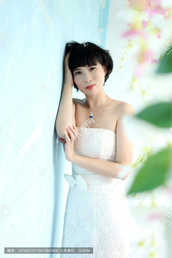 穿白色婚纱的美女