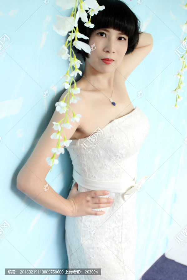 穿白色婚纱的美女