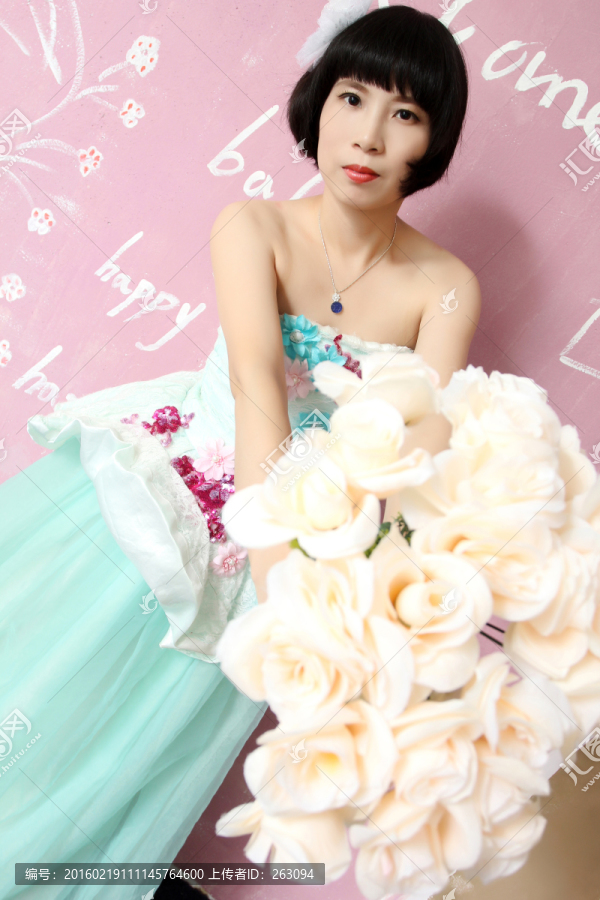 拿鮮花的美女