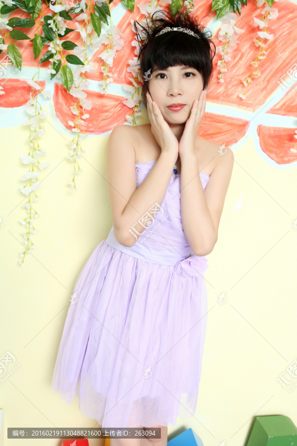 穿紫色禮服的美女