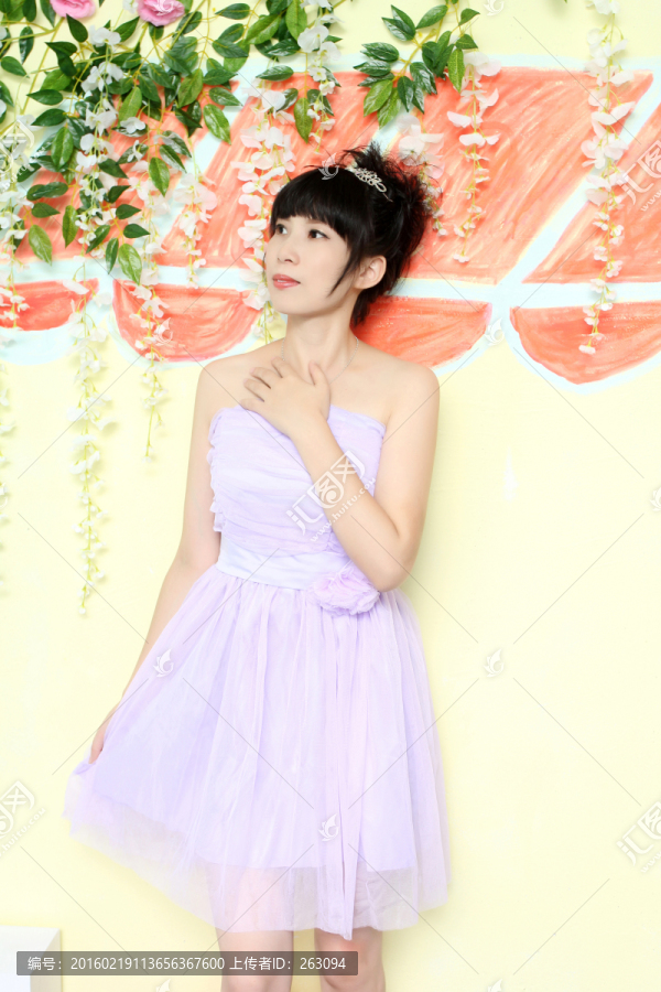 穿紫色禮服的美女
