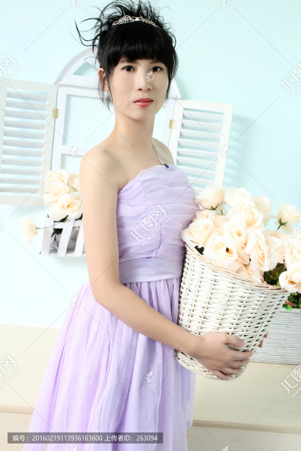 穿紫色禮服的美女