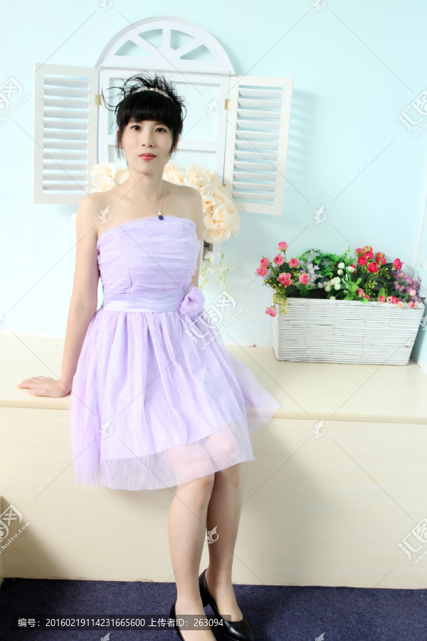 穿紫色禮服的美女