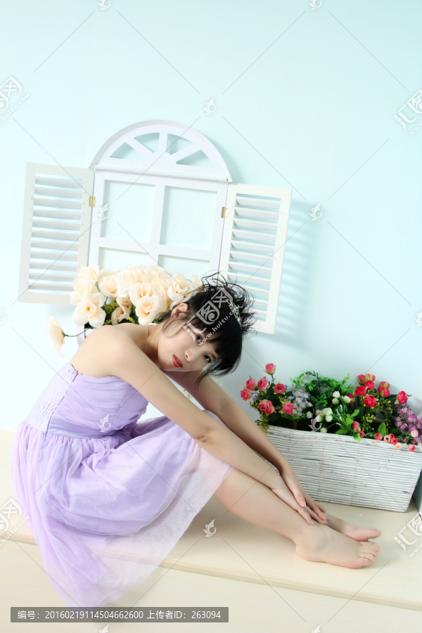 穿紫色衣服的美女