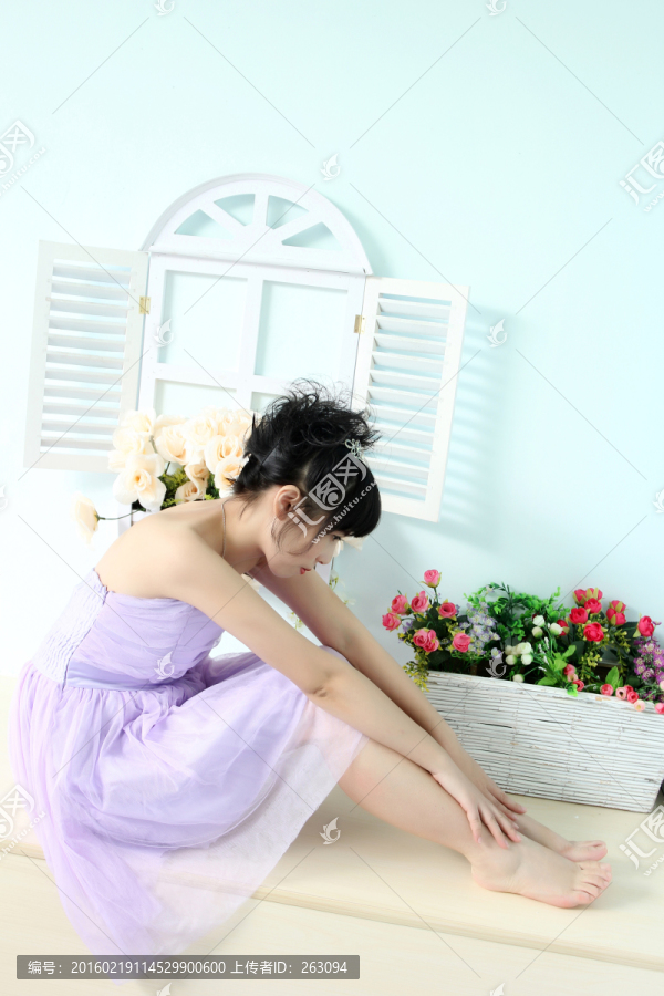 穿紫色衣服的美女