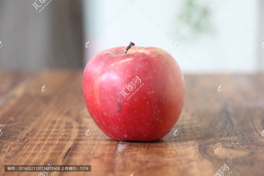 桌上的苹果