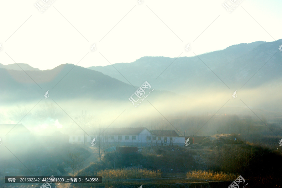 雾里的村庄