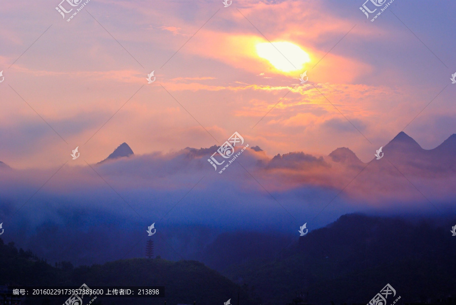 山峰云霧