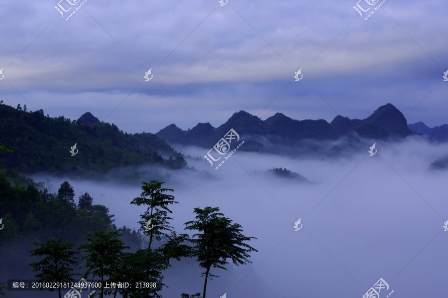 山峰云霧