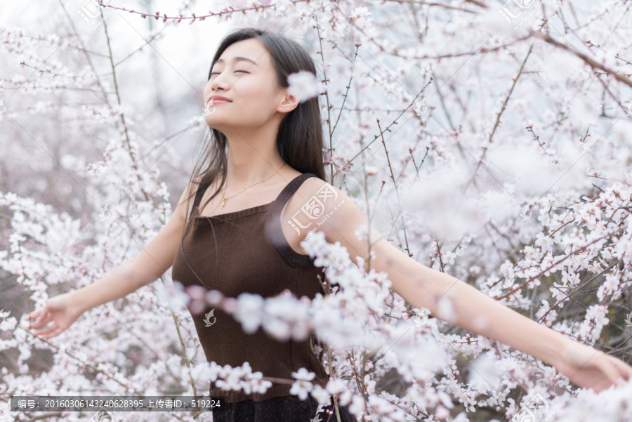 花丛里的女孩