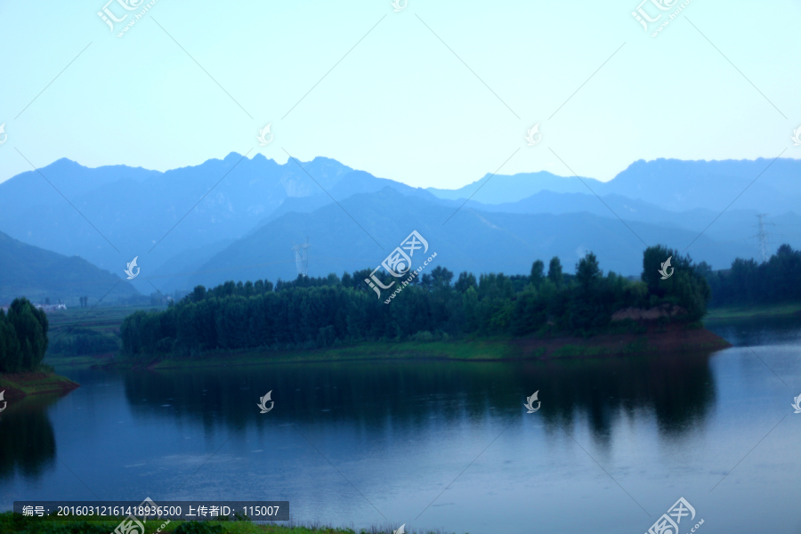 山恋湖景