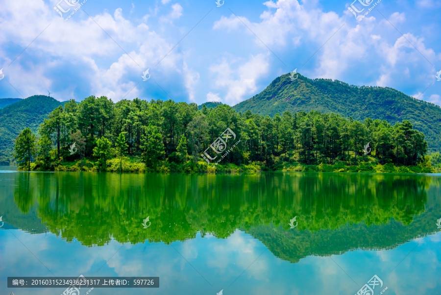 山林湖泊倒影