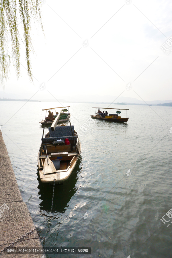 西湖泛舟风景