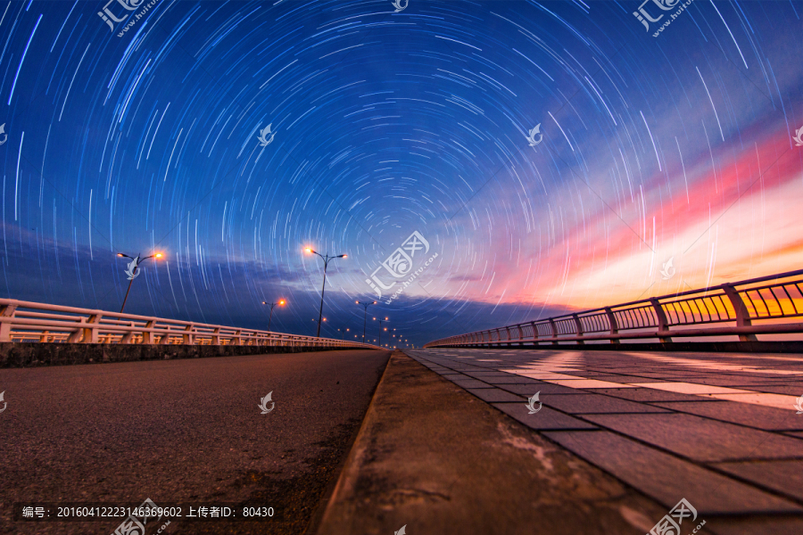 上海滴水湖夜晚星轨摄影