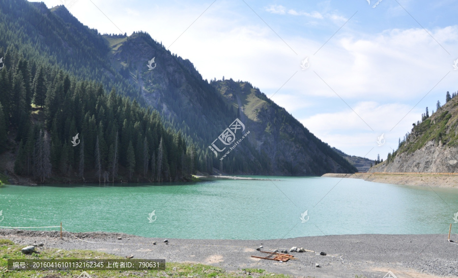 蓝天白云下的山水美景