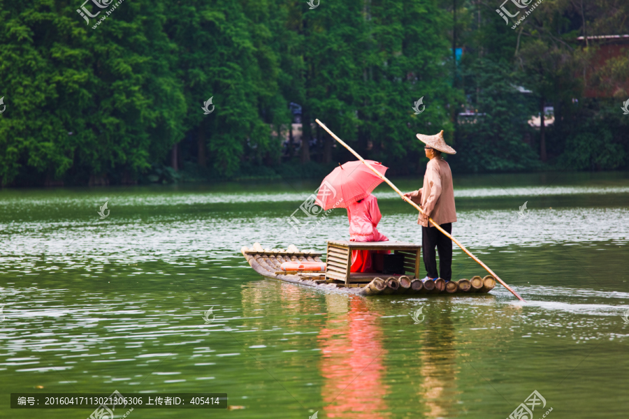 竹排上的红衣少女